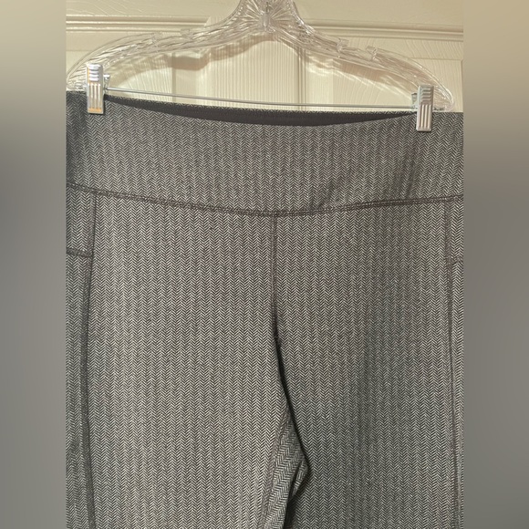MAURICES In Motion Leggings Grey/Black pattern Plus
Size 2 - Picture 4 of 5